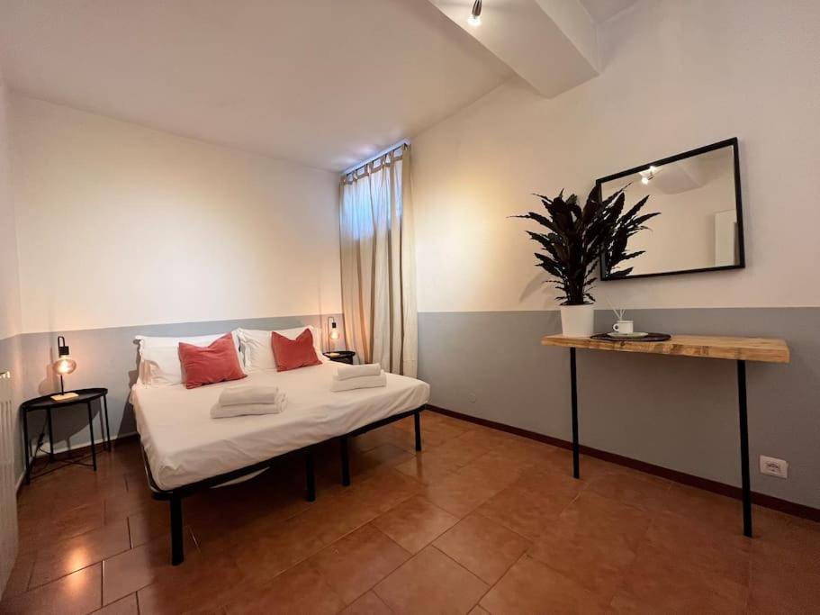 2-Bedroom Flat In The Heart Of Bergamo City Centre Bagian luar foto